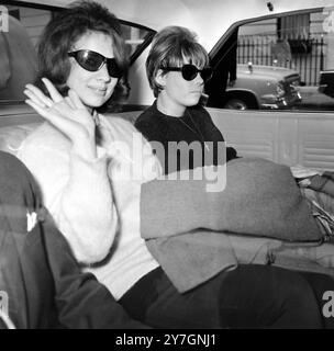 JANICE HOCKINGS BEATLES FAN UND MARTHA SCHENDELL IN LONDON / ; 8. OKTOBER 1964 Stockfoto