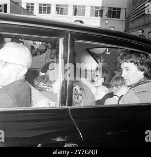 JANICE HOCKINGS BEATLES FAN UND MARTHA SCHENDELL IN LONDON / ; 8. OKTOBER 1964 Stockfoto