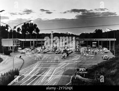 AUTOBAHNEN AUTOSTRADA DEL SOLE IN MAILAND, ITALIEN; 8. OKTOBER 1964 Stockfoto