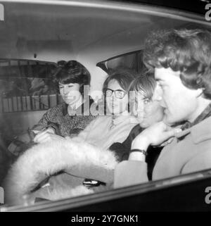 JANICE HOCKINGS BEATLES FAN UND MARTHA SCHENDELL IN LONDON / ; 8. OKTOBER 1964 Stockfoto