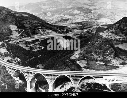 AUTOBAHNEN AUTOSTRADA DEL SOLE IN MAILAND, ITALIEN; 8. OKTOBER 1964 Stockfoto