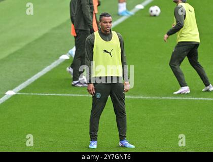 Manuel Akanji von Manchester City während des offenen Trainings in Manchester City am Etihad Campus, Manchester, Großbritannien, 30. September 2024 (Foto: Cody Froggatt/News Images) Stockfoto