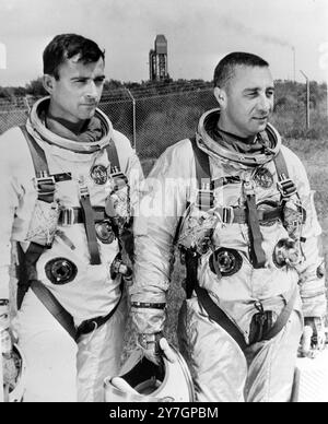 DIE AMERIKANISCHEN ASTRONAUTEN VIRGIL GRISSOM UND JOHN YOUNG IN RAUMFAHRTANZÜGEN / ; 4. OKTOBER 1964 Stockfoto