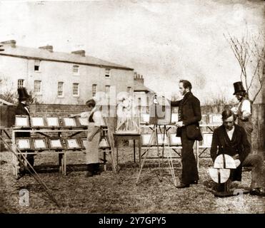 William Henry Fox Talbot und Nicolaas Henneman im Reading Establishment, 1846: WILLIAM HENRY FOX TALBOT (1800–1877). Englischer Physiker und fotografischer Pionier. Stockfoto