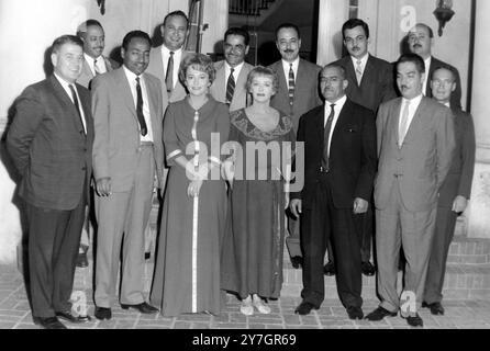 BETTE DAVIS UND OLIVIA DE HAVILLAND MIT MITGLIEDERN DES SAUDISCHEN MILITÄRS IN HOLLYWOOD; 30. SEPTEMBER 1964 Stockfoto