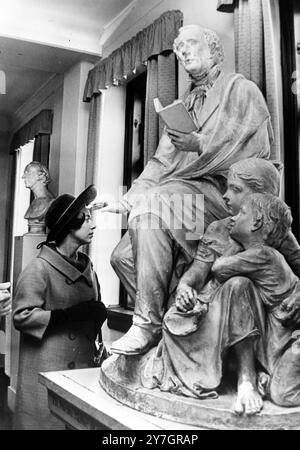 PRINZ MARGARETE MIT EINER STATUE VON HANS CHRISTIAN ANDERSEN IN ODENSE, DÄNEMARK / ; 29. SEPTEMBER 1964 Stockfoto