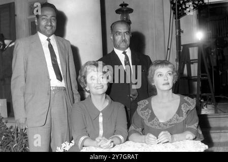 BETTE DAVIS UND OLIVIA DE HAVILLAND MIT MITGLIEDERN DES SAUDISCHEN MILITÄRS IN HOLLYWOOD / ; 29. SEPTEMBER 1964 Stockfoto