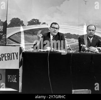 KANZLER DES FINANZMINISTERS REGINALD MAUDLING BEI DER PRESSEKONFERENZ DER TORY-PARTEI IN LONDON / ; 29. SEPTEMBER 1964 Stockfoto