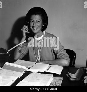 PAT CUNNINGHAM AUS RUSSELL & BROMLEY IN DER BOND STREET IN LONDON / ; 28. SEPTEMBER 1964 Stockfoto