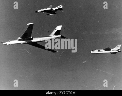 Ein F-4B Phantom Fighter (oben) und ein F8U Crusader (rechts) schatten einen viermotorigen reinen Jet Bison M-4, den sie während der NATO-Übung „Team Work“ über dem Norwegischen Meer abgefangen haben, der von sowjetischen Schiffen und Flugzeugen genau gefolgt wird. Beide amerikanischen Flugzeuge stammen vom US-Flugzeugträger Independence, 60 000 Tonnen, der an der Übung teilnimmt. Die Bilder wurden gestern nach London geflogen. Die „Teamarbeit“ begann am 21. September 1964 und ist die größte NATO-Marineübung seit 1952. 27. SEPTEMBER 1964 Stockfoto