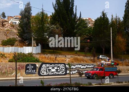 La Paz, BOLIVIEN; 26. September 2024: „Der Agro (Industrie) ist Feuer. Keine Graffiti/Street Art von Ecocide auf einer Betonwand neben der Av Costanera im Calacoto-Viertel in der Zona Sur von La Paz mehr. Mehrere hundert Waldbrände brennen derzeit in Boliviens tropischem Tiefland; am 23. September 2024 hatte Global Forest Watch 39.387 VIIRS-Feueralarme in Bolivien registriert, die höchste aller Zeiten. Viele der Brände sind absichtlich, 2019 verabschiedete die Regierung Gesetze, die eine großangelegte Waldrodung für die Landwirtschaft erlaubten, eine Forderung der mächtigen Agroindustrie des Landes. Stockfoto