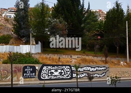 La Paz, BOLIVIEN; 26. September 2024: „Der Agro (Industrie) ist Feuer. Keine Graffiti/Street Art von Ecocide auf einer Betonwand neben der Av Costanera im Calacoto-Viertel in der Zona Sur von La Paz mehr. Mehrere hundert Waldbrände brennen derzeit in Boliviens tropischem Tiefland; am 23. September 2024 hatte Global Forest Watch 39.387 VIIRS-Feueralarme in Bolivien registriert, die höchste aller Zeiten. Viele der Brände sind absichtlich, 2019 verabschiedete die Regierung Gesetze, die eine großangelegte Waldrodung für die Landwirtschaft erlaubten, eine Forderung der mächtigen Agroindustrie des Landes. Stockfoto