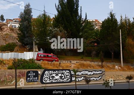 La Paz, BOLIVIEN; 26. September 2024: „Der Agro (Industrie) ist Feuer. Keine Graffiti/Street Art von Ecocide auf einer Betonwand neben der Av Costanera im Calacoto-Viertel in der Zona Sur von La Paz mehr. Mehrere hundert Waldbrände brennen derzeit in Boliviens tropischem Tiefland; am 23. September 2024 hatte Global Forest Watch 39.387 VIIRS-Feueralarme in Bolivien registriert, die höchste aller Zeiten. Viele der Brände sind absichtlich, 2019 verabschiedete die Regierung Gesetze, die eine großangelegte Waldrodung für die Landwirtschaft erlaubten, eine Forderung der mächtigen Agroindustrie des Landes. Stockfoto