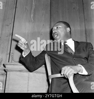 MARTIN LUTHER KING AUF DER LONDONER KONFERENZ / ; 22 . SEPTEMBER 1964 London ; Gesten als er auf die Fragenden antwortet ...Dr Martin luther King , der gefeierte amerikanische Bürgerrechtler auf einer Londoner Konferenz in dieser Woche . King besuchte Europa zehn Tage im Zusammenhang mit der Veröffentlichung seines neuen Buches " Why We Can't Wait ". 22. September 1964 Stockfoto