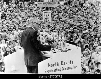 WAHLSENATOR BARRY GOLDWATER MIT ELEKTROBRENNEISEN IN BUFFALO; 21. SEPTEMBER 1964 Stockfoto