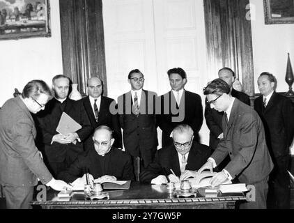 RELIGION CASAROLI MONS AGOSTINO UND UNGAR JOZSEF PRANTNER IN BUDAPEST; 18. SEPTEMBER 1964 Stockfoto