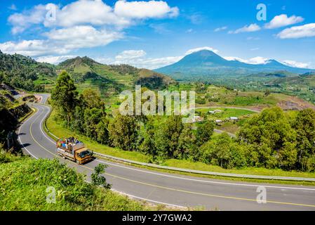 Die gewundene Bergstraße nach Kisoro in Uganda. Stockfoto