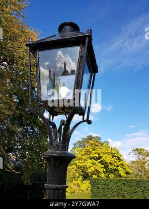 Nahaufnahme einer Straßenlaterne im traditionellen Stil. Stockfoto