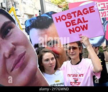 Jerusalem, Israel. 30. September 2024. Familien und Unterstützer israelischer Geiseln, die von der Hamas in Gaza festgehalten werden, halten Plakate mit Fotos von Geiseln und Mitgliedern der israelischen Regierung bei einem Protest vor der Residenz des israelischen Premierministers Benjamin Netanjahu in Jerusalem am Montag, den 30. September 2024. Die Demonstranten fordern, dass Netanjahu einen Deal zur Rückgabe der Geiseln an ihre Familien für Rosch Hashanah, das jüdische Neujahrsfest, das am 2. Oktober 2024 bei Sonnenuntergang beginnt. Demonstranten halten Premierminister Netanjahu persönlich verantwortlich für das Scheitern der Verhandlungen über die Freilassung von 101 Geiseln still i Stockfoto