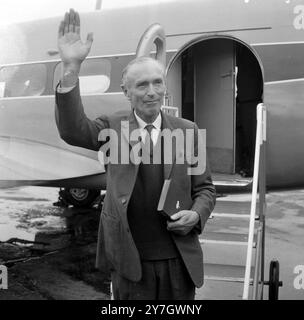 SITZ DES BRITISCHEN PREMIERMINISTERS LORD ALEC DOUGLAS IN NORTHOLT / ; 15. SEPTEMBER 1964 Stockfoto