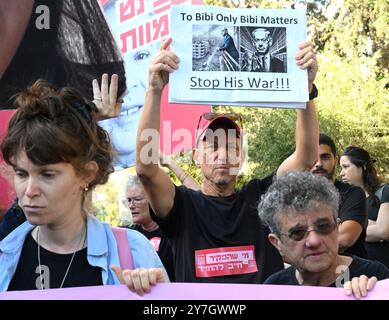 Jerusalem, Israel. 30. September 2024. Familien und Unterstützer israelischer Geiseln, die von der Hamas in Gaza festgehalten werden, halten Plakate mit Fotos von Geiseln und Mitgliedern der israelischen Regierung bei einem Protest vor der Residenz des israelischen Premierministers Benjamin Netanjahu in Jerusalem am Montag, den 30. September 2024. Die Demonstranten fordern, dass Netanjahu einen Deal zur Rückgabe der Geiseln an ihre Familien für Rosch Hashanah, das jüdische Neujahrsfest, das am 2. Oktober 2024 bei Sonnenuntergang beginnt. Demonstranten halten Premierminister Netanjahu persönlich verantwortlich für das Scheitern der Verhandlungen über die Freilassung von 101 Geiseln still i Stockfoto