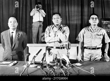 15. SEPTEMBER 1964 Premierminister und Verteidigungsminister Nguyen Khanh, Generalmajor Duong van Minh und Armeekommandeur Generalleutnant Tran Thien Khiem, auf einer Pressekonferenz dargestellt, nachdem südvietnamesische Rebellen versucht hatten, die Regierung zu stürzen, aber der Versuch wurde von lokalen Regierungstruppen niedergeschlagen. Saigon, Südvietnam. Stockfoto