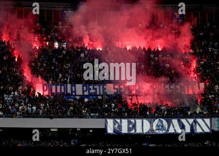 Neapel, Italien. September 2024. Napolys Anhänger beim Fußball-Spiel der Serie A zwischen Napoli und Monza im Diego Armando Maradona Stadium in Neapel, süditalien - Sonntag, den 29. September 2024. Sport - Fußball . (Foto: Alessandro Garofalo/LaPresse) Credit: LaPresse/Alamy Live News Stockfoto