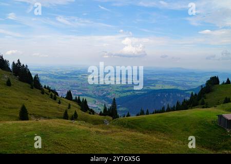 alpenblick vom Breintenberg über die bayerischen Alpen mit Forggensee im Hintergrund (Bayern, Deutschland) Stockfoto