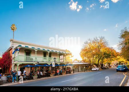 Hahndorf, Adelaide Hills, Südaustralien - 1. Mai 2021: Gäste beim Abendessen im deutschen Restaurant Hahndorf Inn von der Main Street aus Stockfoto