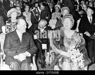 KÖNIGIN JULIANA MIT KÖNIG OLAV V. UND FAMILIE IN DEN HAAG; 11. SEPTEMBER 1964 Stockfoto