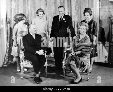 KÖNIGIN JULIANA MIT KÖNIG OLAV V. UND FAMILIE IN AMSTERDAM; 11. SEPTEMBER 1964 Stockfoto