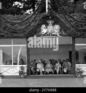 PRINZ CHARLES MIT FAMILIE BEI BRAEMAR-SPIELEN IN SCHOTTLAND; 10. SEPTEMBER 1964 Stockfoto