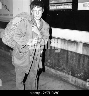 RETO ZEHUDER AM BAHNHOF CHARING CROSS IN LONDON / ; 8. SEPTEMBER 1964 Stockfoto