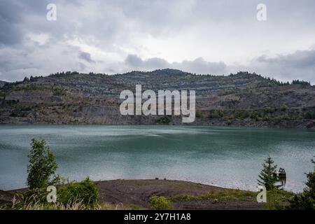 Ehemaliger Tagebau mit See in Vares, Bosnien 19.09.24, Vares: Symbolfoto, Illustrationsbild, Symbolbild, Illustrationsfoto, Alltagsszene Ehemaliger Tagebau mit See in Vares, Bosnien ein stillgelegter Tagebau in Vares, Bosnien, der sich mittlerweile in eine faszinierende Landschaft mit einem türkisfarbenen See verwandelt Hut. Die terrassenartigen Abbauspuren am Berghang erzählen von der einstigen industriellen Nutzung der Region. . Vares Hessen Bosnien-Herzegowina *** ehemaliges Tagebau mit See in Vares, Bosnien 19 09 24, Vares Symbolfoto, Illustrationsfoto, Symbolbild, Illustration S. Stockfoto