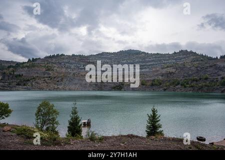 Ehemaliger Tagebau mit See in Vares, Bosnien 19.09.24, Vares: Symbolfoto, Illustrationsbild, Symbolbild, Illustrationsfoto, Alltagsszene Ehemaliger Tagebau mit See in Vares, Bosnien ein stillgelegter Tagebau in Vares, Bosnien, der sich mittlerweile in eine faszinierende Landschaft mit einem türkisfarbenen See verwandelt Hut. Die terrassenartigen Abbauspuren am Berghang erzählen von der einstigen industriellen Nutzung der Region. . Vares Hessen Bosnien-Herzegowina *** ehemaliges Tagebau mit See in Vares, Bosnien 19 09 24, Vares Symbolfoto, Illustrationsfoto, Symbolbild, Illustration S. Stockfoto