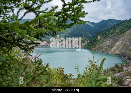 Ehemaliger Tagebau mit See in Vares, Bosnien 20.09.24, Vares: Symbolfoto, Illustrationsbild, Symbolbild, Illustrationsfoto, Alltagsszene Ehemaliger Tagebau mit See in Vares, Bosnien ein stillgelegter Tagebau in Vares, Bosnien, der sich mittlerweile in eine faszinierende Landschaft mit einem türkisfarbenen See verwandelt Hut. Die terrassenartigen Abbauspuren am Berghang erzählen von der einstigen industriellen Nutzung der Region. . Vares Hessen Bosnien-Herzegowina *** ehemaliges Tagebau mit See in Vares, Bosnien 20 09 24, Vares Symbolfoto, Illustrationsfoto, Symbolbild, Illustration S. Stockfoto