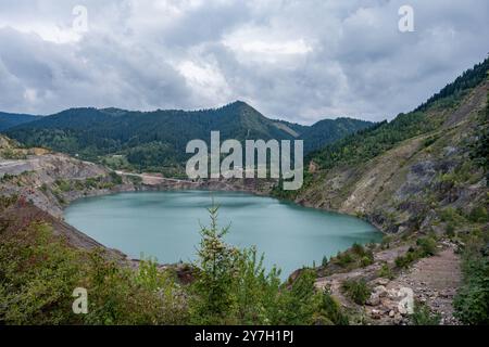 Ehemaliger Tagebau mit See in Vares, Bosnien 20.09.24, Vares: Symbolfoto, Illustrationsbild, Symbolbild, Illustrationsfoto, Alltagsszene Ehemaliger Tagebau mit See in Vares, Bosnien ein stillgelegter Tagebau in Vares, Bosnien, der sich mittlerweile in eine faszinierende Landschaft mit einem türkisfarbenen See verwandelt Hut. Die terrassenartigen Abbauspuren am Berghang erzählen von der einstigen industriellen Nutzung der Region. . Vares Hessen Bosnien-Herzegowina *** ehemaliges Tagebau mit See in Vares, Bosnien 20 09 24, Vares Symbolfoto, Illustrationsfoto, Symbolbild, Illustration S. Stockfoto