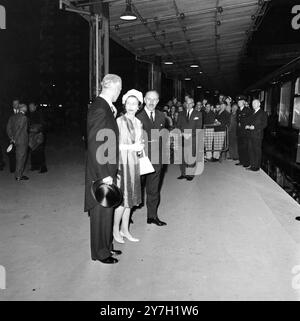 KÖNIGIN ELISABETH II. AM BAHNHOF EUSTON ANKUNFT; 2. SEPTEMBER 1964 Stockfoto