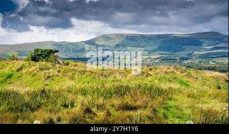 Blick über die Bantry Bay von Bere Island zum Knockoura Hill, einem der Berge der Slieve Miskish Range auf der Beara Halbinsel±. County Cork Stockfoto