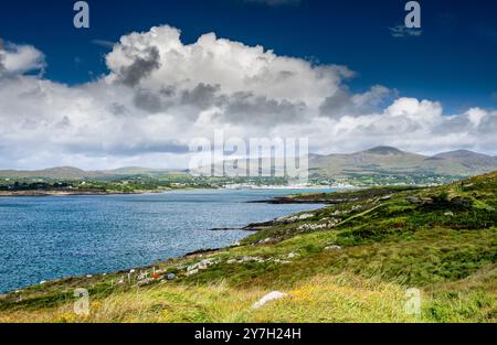 Blick über Berehaven am westlichen Ende der Bantry Bay von Bere Island in Richtung des Fischerhafens Castletownbere, Beara Peninsula, County Cork Stockfoto
