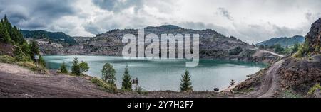 Ehemaliger Tagebau mit See in Vares, Bosnien 19.09.24, Vares: Symbolfoto, Illustrationsbild, Symbolbild, Illustrationsfoto, Alltagsszene Ehemaliger Tagebau mit See in Vares, Bosnien ein stillgelegter Tagebau in Vares, Bosnien, der sich mittlerweile in eine faszinierende Landschaft mit einem türkisfarbenen See verwandelt Hut. Die terrassenartigen Abbauspuren am Berghang erzählen von der einstigen industriellen Nutzung der Region. Panoramabild aus mehreren Aufnahmen. Vares Bosnien-Herzegowina *** ehemaliges Tagebau mit See in Vares, Bosnien 19 09 24, Vares Symbolfoto, Illustrationsbild Stockfoto