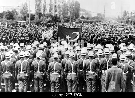 DEMONSTRATIONSMASSENVERSUCH IN DEN BEZIRK BEYOGLU IN ISTANBUL, TÜRKEI; 31. AUGUST 1964 Stockfoto