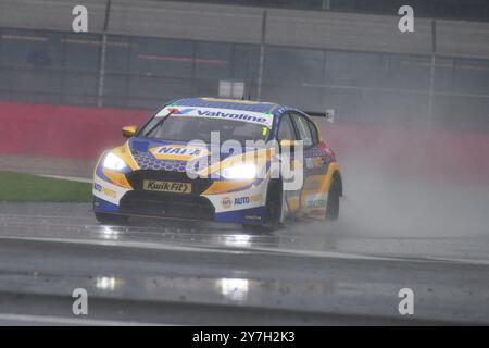 Ashley Sutton, Ford Focus ST, NAPA Racing UK, Lauf zunächst unter starkem Regen mit Sprühnebel, der die Sicht des Fahrers verringert, Rennrot markiert und dann neu gestartet Stockfoto