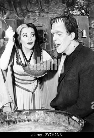 YVONNE DE CARLO UND FRED GWYNNE BEI FERNSEHSENDUNGEN IN DER MUNSTERS COMEDY IN NEW YORK, 28. AUGUST 1964 Stockfoto