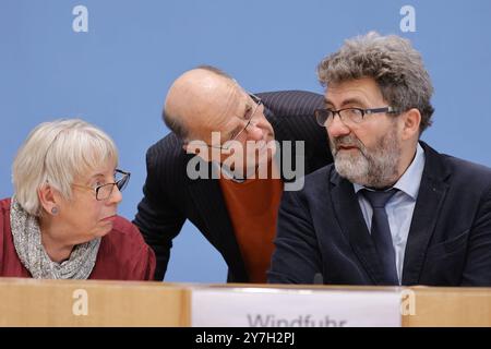 Almuth Berger, Pastorin, 1990 Staatssekretärin und Ausländerbeauftragte der Regierung de Maizière, Dr. Hans-Joachim Döring, Religionspädagoge, Co-Vorsitzender des Fortsetzungsausschusses Respekt und Anerkennung , Michael Windfuhr, Vorstand Deutsches Institut für Menschenrechte, stellv. Direkto, Deutschland, Berlin, Bundespressekonferenz, Thema: Das Schicksal der ehemaligen DDR-Vertragsarbeiter aus Mosambik und ihre Entschädigungsforderungen *** Almuth Berger, Pastor, 1990 Staatssekretär und Ausländerbeauftragter der Regierung de Maizière, Dr. Hans Joachim Döring, Religionspädagoge, Stockfoto