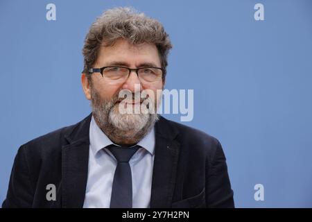 Michael Windfuhr, Vorstand Deutsches Institut für Menschenrechte, stellv. Direktor, Deutschland, Berlin, Bundespressekonferenz, Thema: Das Schicksal der ehemaligen DDR-Vertragsarbeiter aus Mosambik und ihre Entschädigungsforderungen *** Michael Windfuhr, Direktor des Deutschen Instituts für Menschenrechte, Stellvertretender Direktor, Deutschland, Berlin, Bundespressekonferenz, Thema das Schicksal ehemaliger DDR-Vertragsarbeiter aus Mosambik und ihre Entschädigungsansprüche Stockfoto