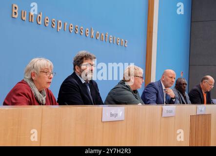 Almuth Berger, Pastorin, 1990 Staatssekretärin und Ausländerbeauftragte der Regierung de Maizière, Michael Windfuhr, Vorstand Deutsches Institut für Menschenrechte, stellv. Direkto, Evelyn Zupke, die SED-Opferbeauftragte beim Deutschen Bundestag, David Macou, 1979-1991 mosambikanischer Vertragsarbeiter der DDR, Betroffener rassistischer Übergriffe in Hoyerswerda, Dr. Hans-Joachim Döring, Religionspädagoge, Co-Vorsitzender des Fortsetzungsausschusses Respekt und Anerkennung , Deutschland, Berlin, Bundespressekonferenz, Thema: Das Schicksal der ehemaligen DDR-Vertragsarbeiter aus Mosambik und ih Stockfoto