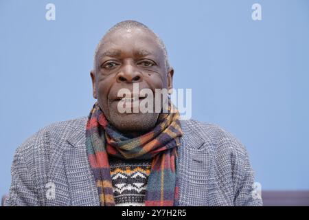 David Macou, 1979-1991 mosambikanischer Vertragsarbeiter der DDR, Betroffener rassistischer Übergriffe in Hoyerswerda, Deutschland, Berlin, Bundespressekonferenz, Thema: Das Schicksal der ehemaligen DDR-Vertragsarbeiter aus Mosambik und ihre Entschädigungsforderungen *** David Macou, 1979 1991 mosambikanischer Vertragsarbeiter in der DDR, Opfer rassistischer Angriffe in Hoyerswerda, Deutschland, Berlin, Bundespressekonferenz, Thema: Schicksal ehemaliger DDR-Vertragsarbeiter aus Mosambik und ihre Entschädigungsforderungen Stockfoto