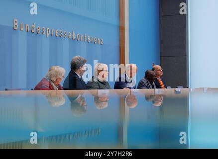 Almuth Berger, Pastorin, 1990 Staatssekretärin und Ausländerbeauftragte der Regierung de Maizière, Michael Windfuhr, Vorstand Deutsches Institut für Menschenrechte, stellv. Direkto, Evelyn Zupke, die SED-Opferbeauftragte beim Deutschen Bundestag, David Macou, 1979-1991 mosambikanischer Vertragsarbeiter der DDR, Betroffener rassistischer Übergriffe in Hoyerswerda, Dr. Hans-Joachim Döring, Religionspädagoge, Co-Vorsitzender des Fortsetzungsausschusses Respekt und Anerkennung , Deutschland, Berlin, Bundespressekonferenz, Thema: Das Schicksal der ehemaligen DDR-Vertragsarbeiter aus Mosambik und ih Stockfoto