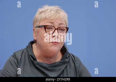 Evelyn Zupke, die SED-Opferbeauftragte beim Deutschen Bundestag, Deutschland, Berlin, Bundespressekonferenz, Thema: Das Schicksal der ehemaligen DDR-Vertragsarbeiter aus Mosambik und ihre Entschädigungsforderungen *** Evelyn Zupke, die SED-Opferbeauftragte beim Deutschen Bundestag, Deutschland, Berlin, Bundespressekonferenz, thematisiert das Schicksal der ehemaligen DDR-Vertragsarbeiter aus Mosambik und ihre Entschädigungsforderungen Stockfoto